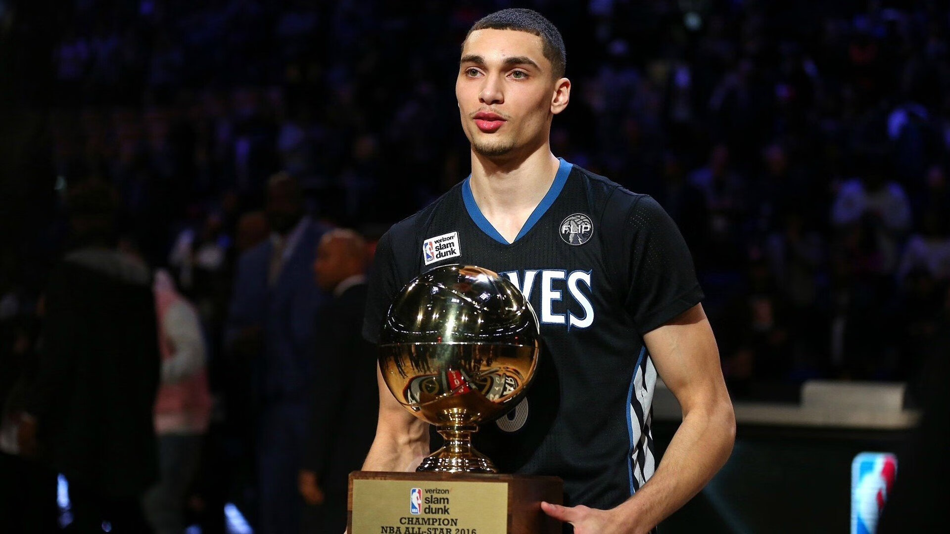 体育界巅峰对决：足球盛事瞩目一幕，体彩巅峰对决